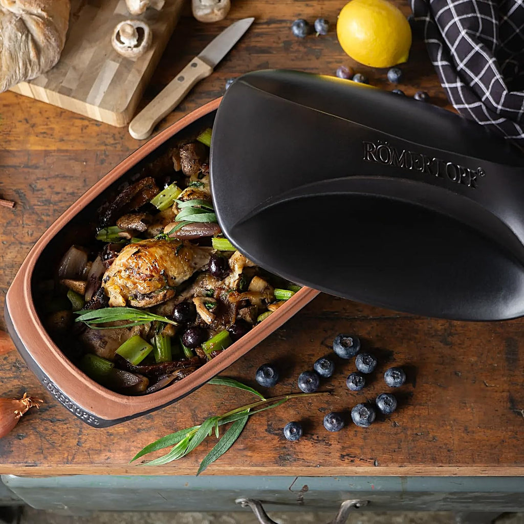 Romertopf Culinario Clay Roaster | Non-Stick Dutch Oven | Healthy Pot Cooking | Clay Baker | Versatile Cooking Vessel - 3.2 Quart (3 Liters) For Up To 4 People - Black